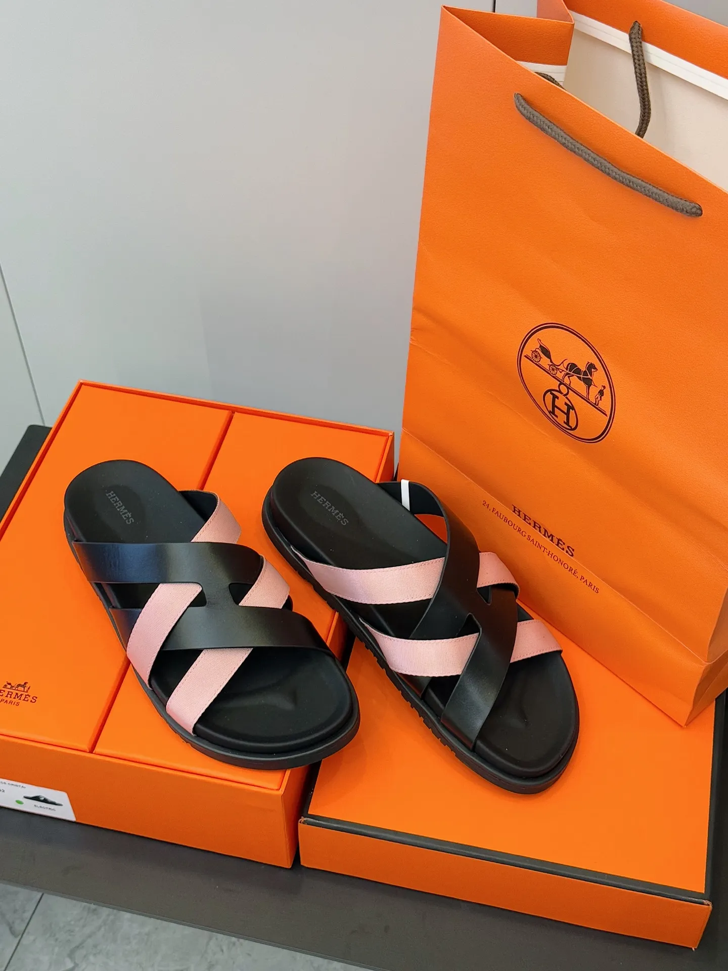 p300💰Men's Shoes Hermes Men's Kazimir Slippers - Top quality woven calfskin functional sandals with an intertwined upper inspired by the "H" iconic pattern to create a casual look, perfect for summer. Imported cowhide + cowhide lining + rubber outsole Size: 39-44 (customized at 38.45.46)